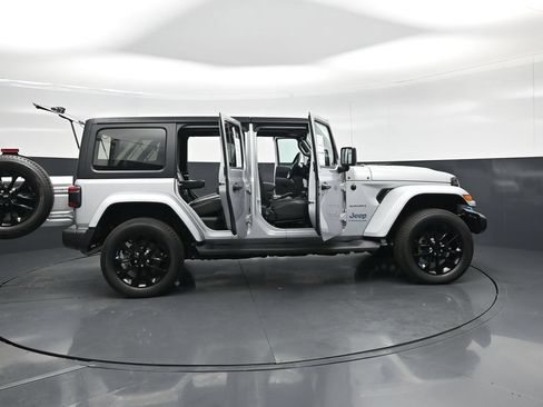 Used 2023 Jeep Wrangler Unlimited Sahara w/ Cold Weather Group AWD/4WD image 5