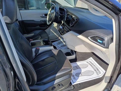 Used 2017 Chrysler Pacifica Limited FWD image 8