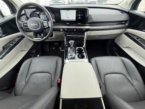 Used 2024 Kia Carnival EX image 13