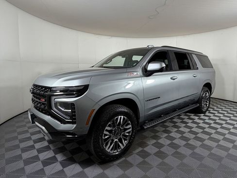 Used 2025 Chevrolet Suburban Z71 AWD/4WD image 2