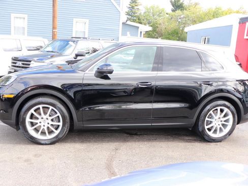 Used 2024 Porsche Cayenne AWD/4WD image 2