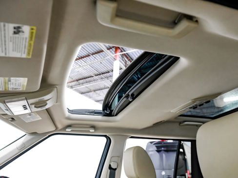 Used 2016 Land Rover LR4 HSE Silver Edition image 24