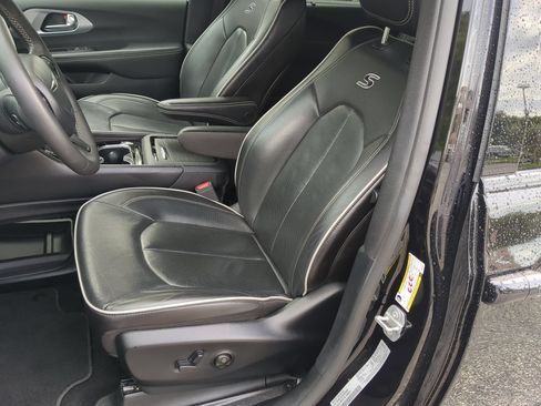 Used 2025 Chrysler Pacifica Limited FWD image 58