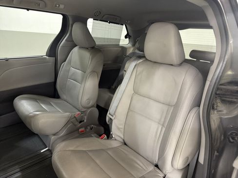 Used 2015 Toyota Sienna XLE FWD image 7