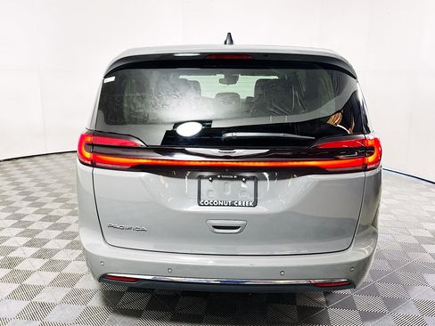 Used 2023 Chrysler Pacifica Touring-L FWD image 4