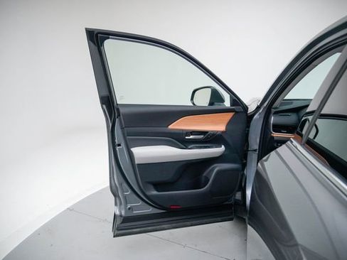 Used 2025 Toyota Grand Highlander AWD image 18