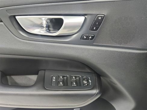 Used 2023 Volvo XC60 B5 Plus image 31