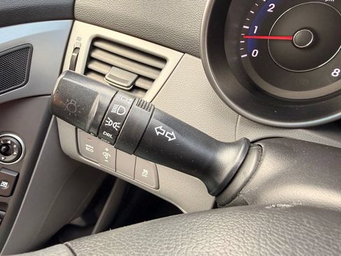Used 2015 Hyundai Elantra SE FWD image 19