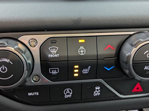 Used 2026 Jeep Wrangler Unlimited Rubicon w/ Technology Group image 26