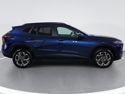 Used 2024 Chevrolet Trax LT w/ Driver Confidence Package image 2