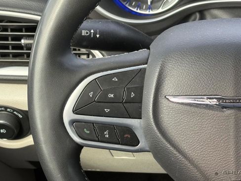 Used 2022 Chrysler Pacifica Touring-L image 10