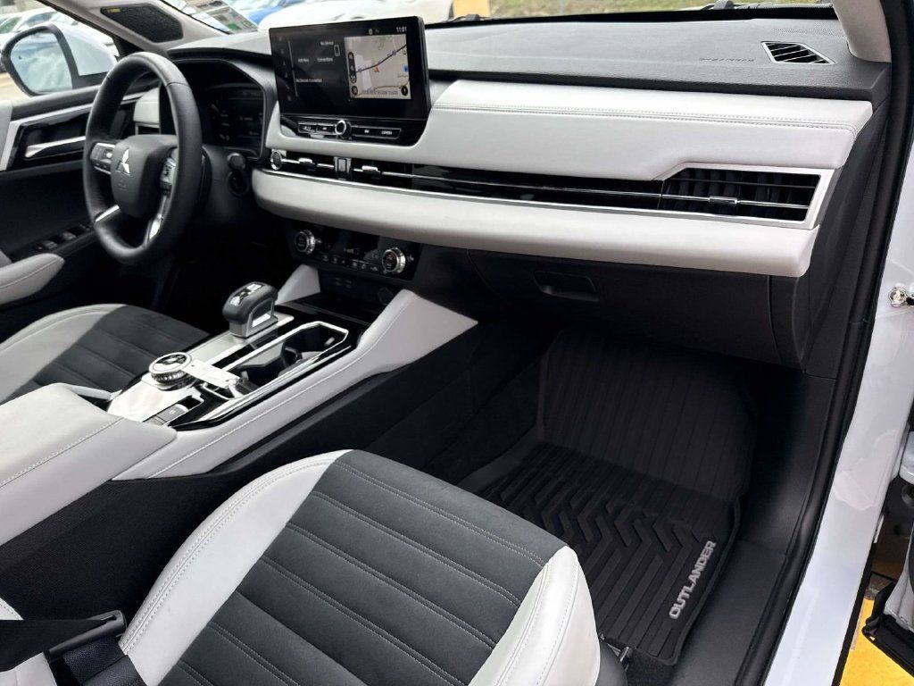 Used 2026 Mitsubishi Outlander SE FWD image 17