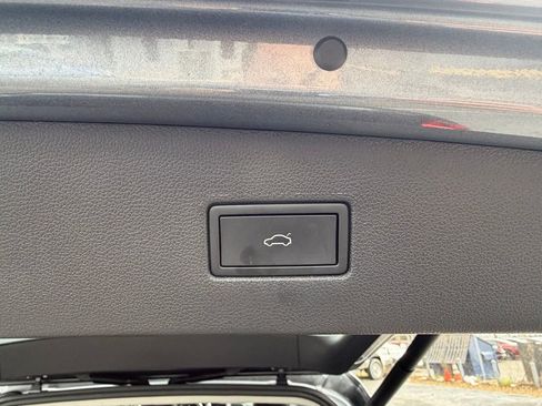 Used 2024 Volkswagen Tiguan SE image 38