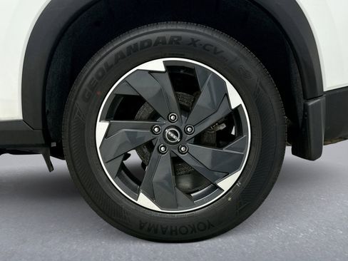 Used 2024 Nissan Rogue SV w/ SV Premium Package image 11