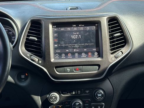 Used 2019 Jeep Cherokee Trailhawk AWD/4WD image 22