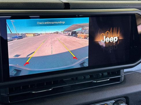 Certified 2025 Jeep Gladiator Sport AWD/4WD image 18