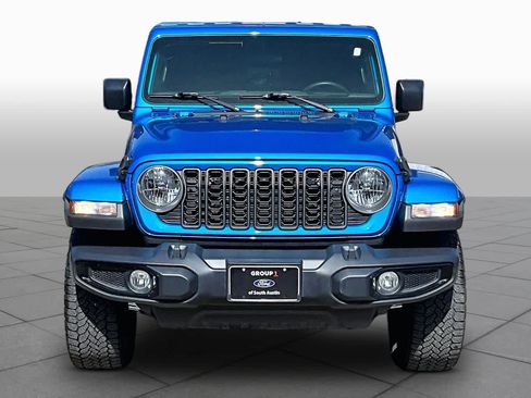 Used 2025 Jeep Gladiator Sport AWD/4WD image 4