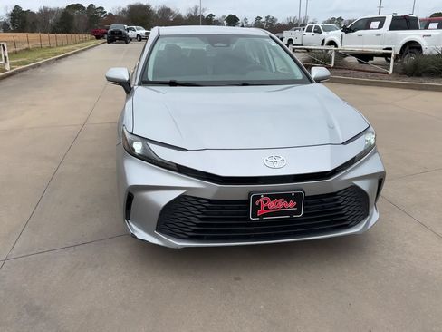 Used 2025 Toyota Camry LE FWD image 4