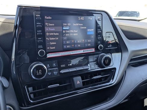 Used 2022 Toyota Highlander LE FWD image 14