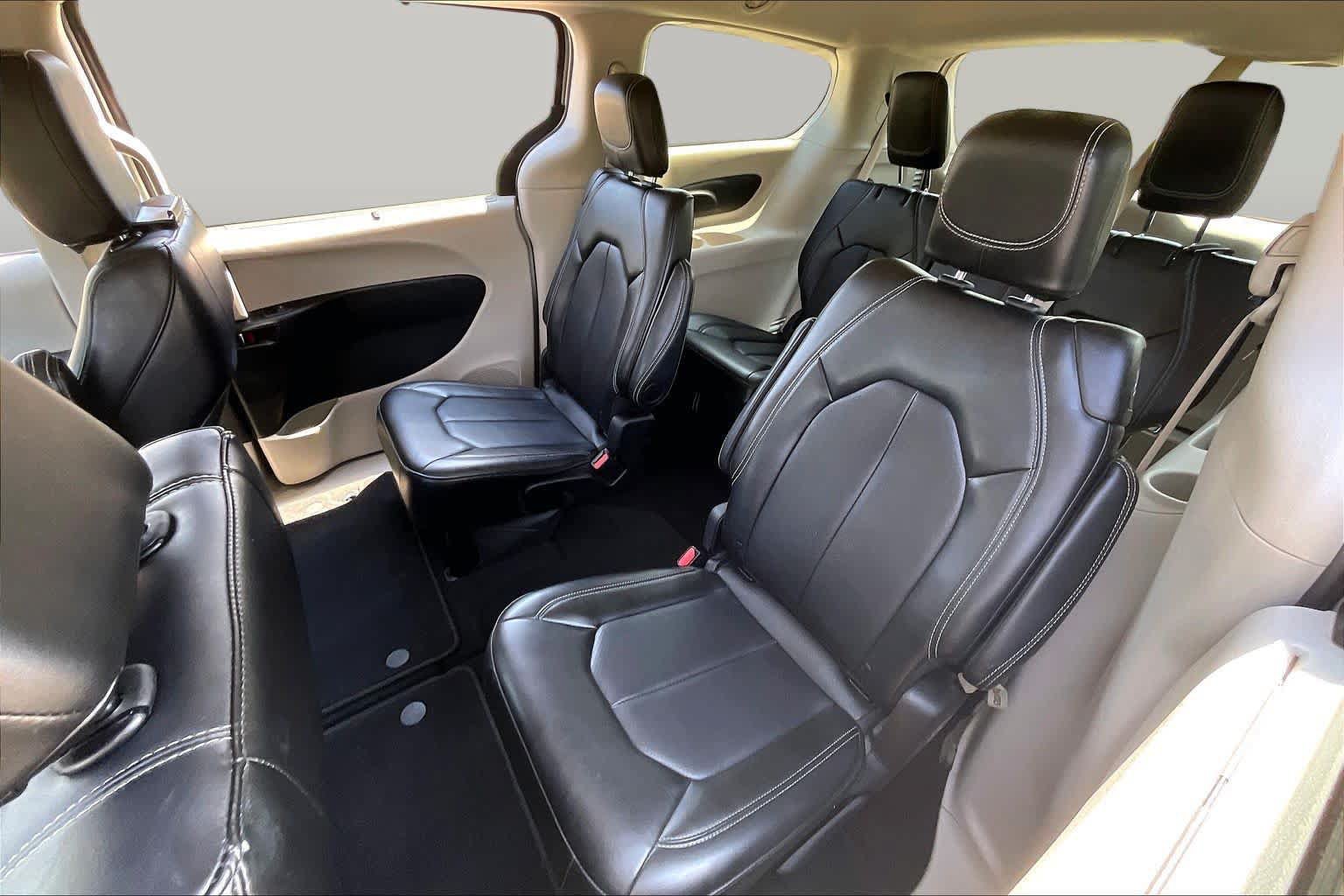 Used 2024 Chrysler Pacifica Touring-L FWD image 19