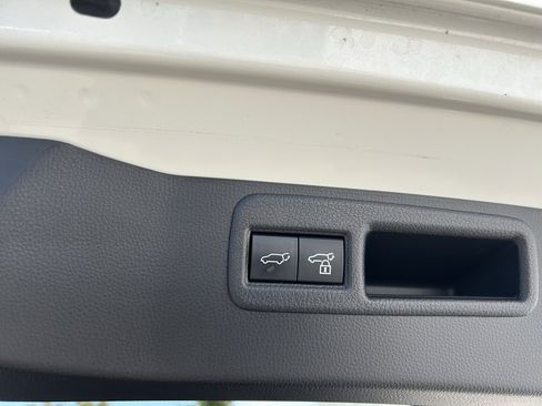 Certified 2021 Toyota Venza LE image 10