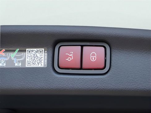 Used 2025 Mercedes-Benz C 300 4MATIC Sedan image 36