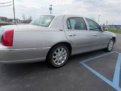 Used 2010 Lincoln Town Car Signature Limited image 35