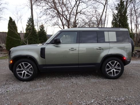 New 2025 Land Rover Defender 110 S image 9