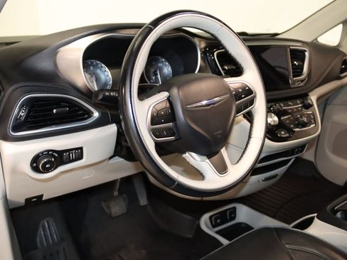 Used 2018 Chrysler Pacifica Limited FWD image 38
