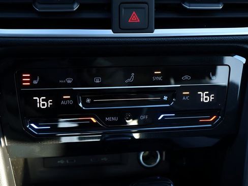 New 2025 Volkswagen Taos SE image 25