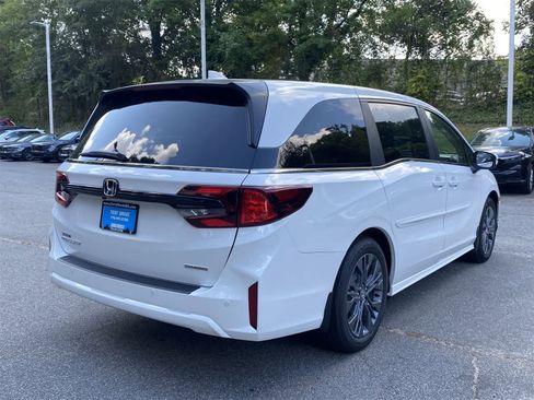New 2026 Honda Odyssey Touring image 4