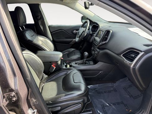 Used 2019 Jeep Cherokee Latitude Plus w/ Comfort/Convenience Group image 19