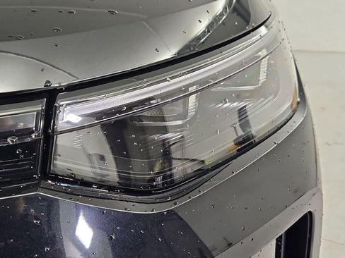 New 2025 Volkswagen Tiguan SE image 10