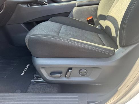 Used 2025 Nissan Rogue SV FWD image 6