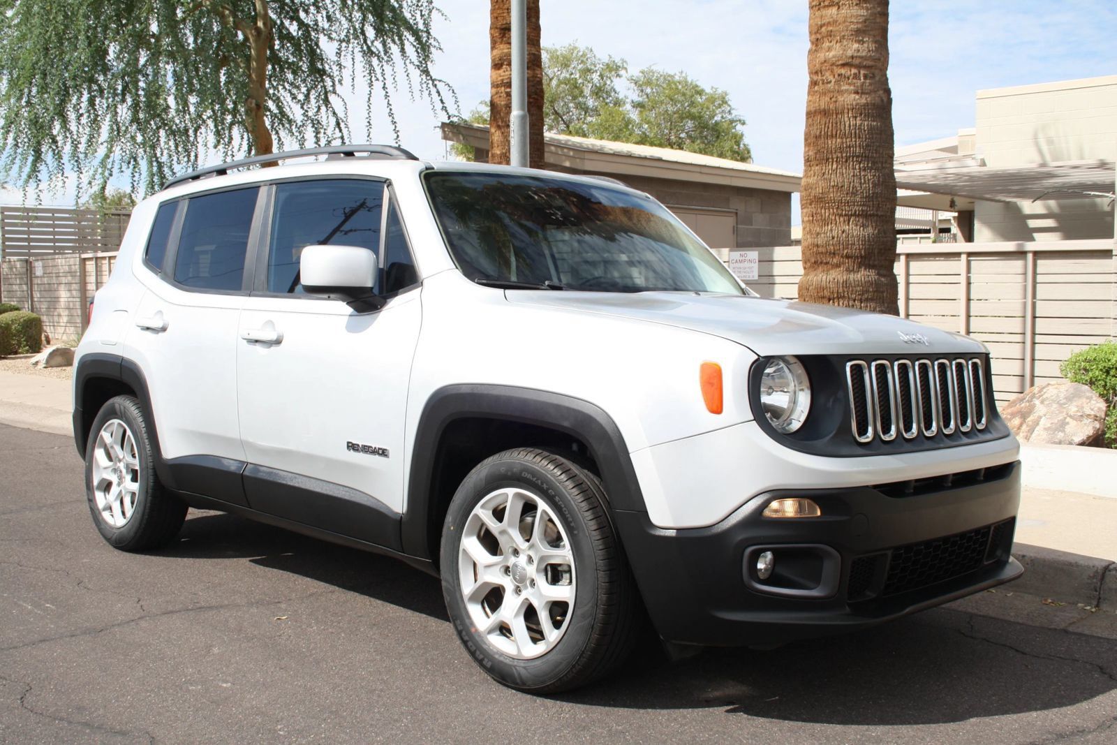 Used 2015 Jeep Renegade Latitude FWD image 2
