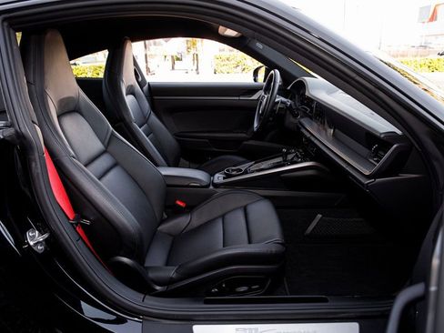Used 2025 Porsche 911 Carrera RWD image 31