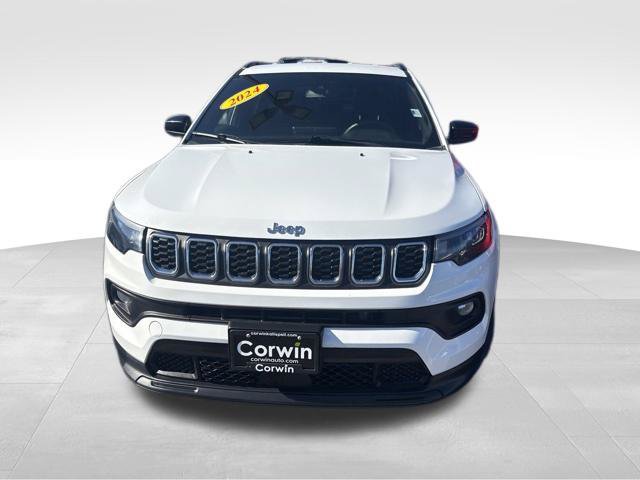 Used 2024 Jeep Compass Latitude AWD/4WD image 3
