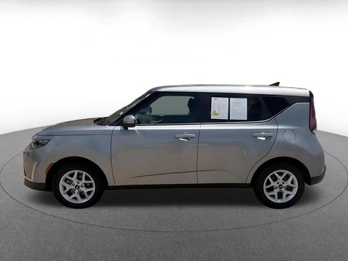 Used 2025 Kia Soul LX w/ LX Technology Package FWD image 8