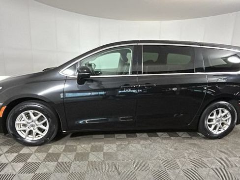 Used 2024 Chrysler Pacifica Touring-L FWD image 5