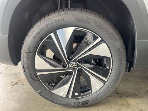 New 2025 Volkswagen Taos SE image 31