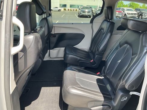 Used 2023 Chrysler Pacifica Touring-L FWD image 11