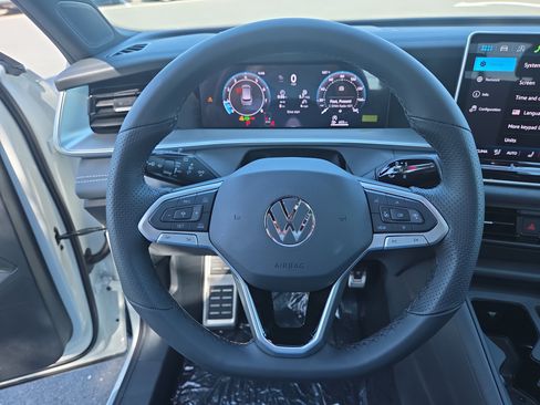 New 2026 Volkswagen Tiguan SE R-Line FWD image 16