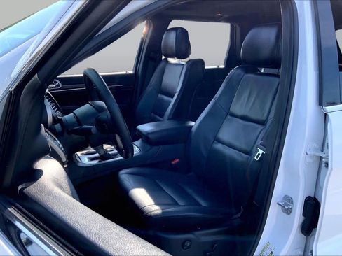 Used 2018 Jeep Grand Cherokee Limited AWD/4WD image 9