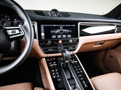 Certified 2025 Porsche Macan AWD/4WD image 19