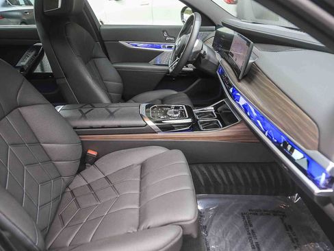 Used 2025 BMW i7 eDrive50 w/ M Sport Package image 13