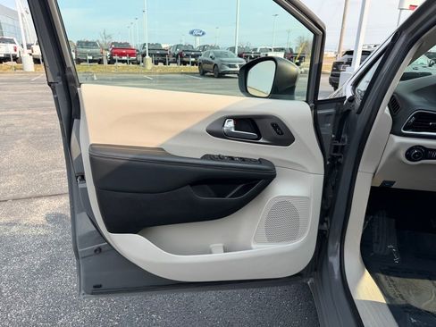 Used 2023 Chrysler Pacifica Touring-L image 13