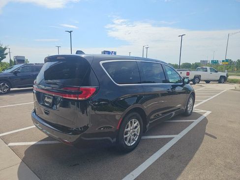 Used 2025 Chrysler Pacifica Select FWD image 5