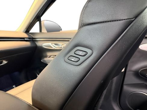 Used 2022 Genesis GV70 2.5T w/ Select Package AWD/4WD image 32
