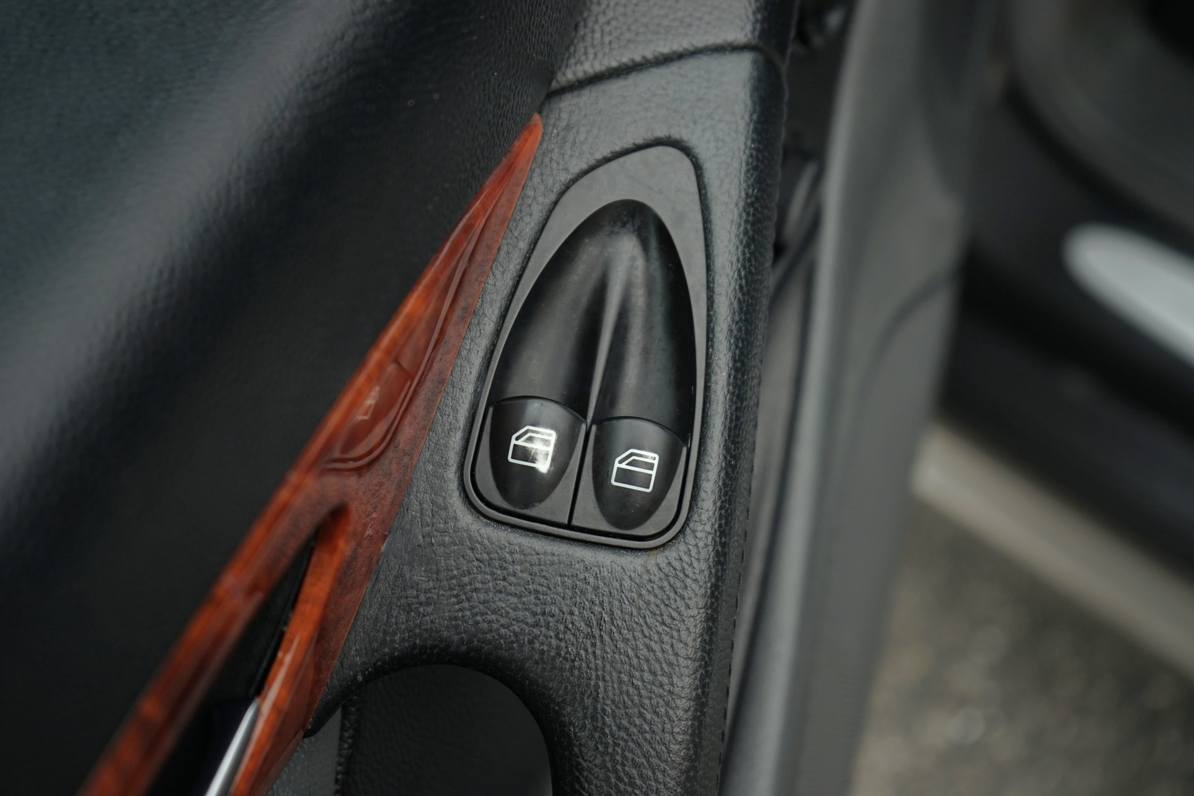 Used 2005 Mercedes-Benz SL 500 image 15