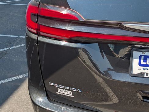 Used 2023 Chrysler Pacifica Touring-L FWD image 5